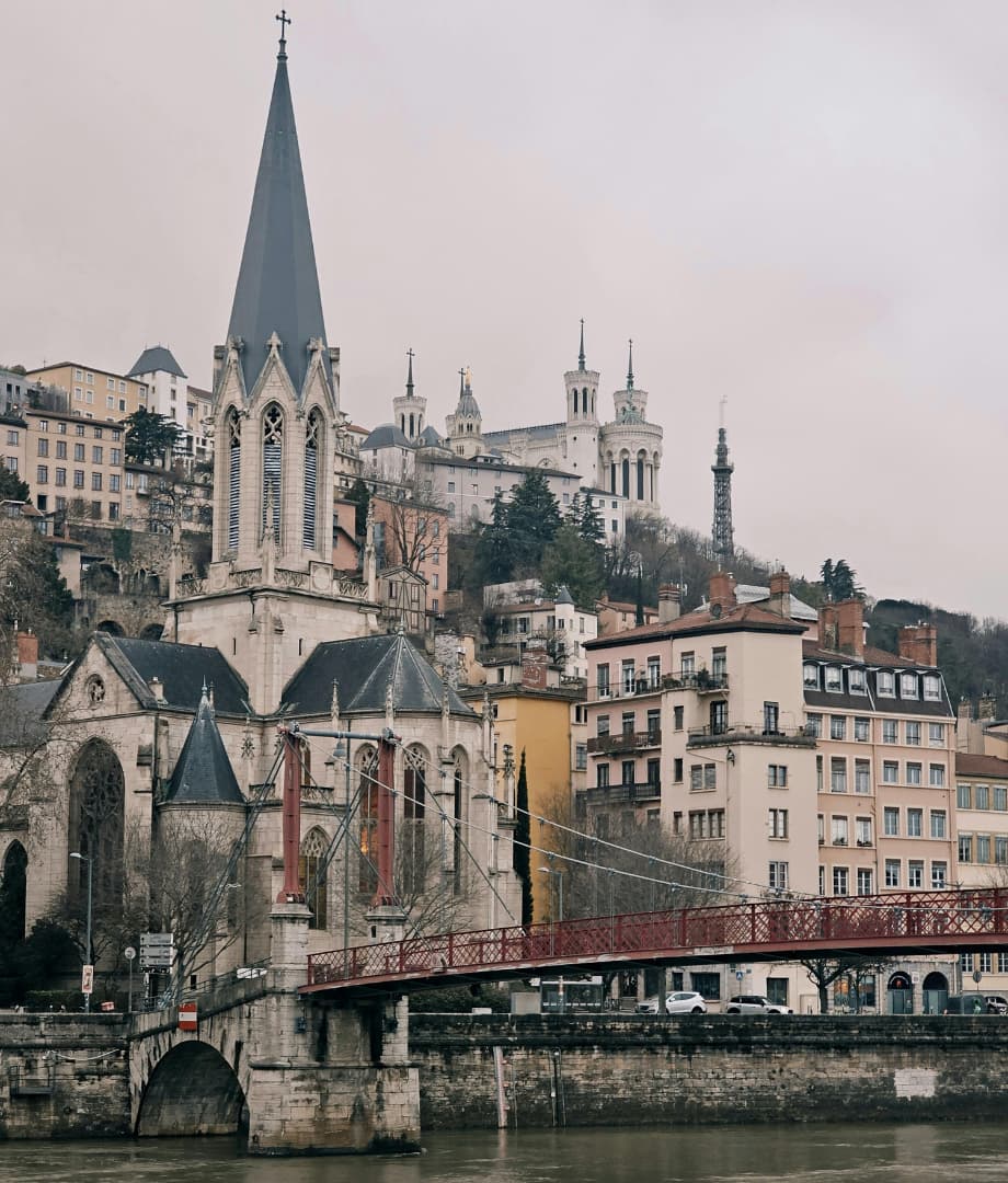 Përkthyes i certifikuar shqip–frëngjisht në Lyon për dokumente zyrtare dhe juridike