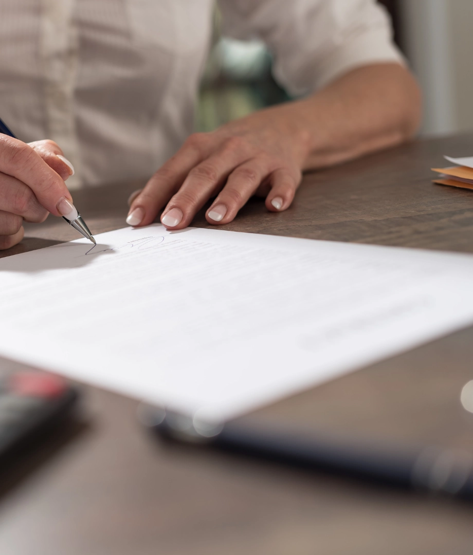 Shërbime përkthimi të certifikuara shqip–frëngjisht për dokumente ligjore dhe administrative, të realizuara nga përkthyes i certifikuar pranë Gjykatës së Apelit në Francë.